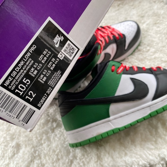 NIKE SB DUNK LOW PRO sneakers arrived in a green ,white and black color. - Picture 7 of 8